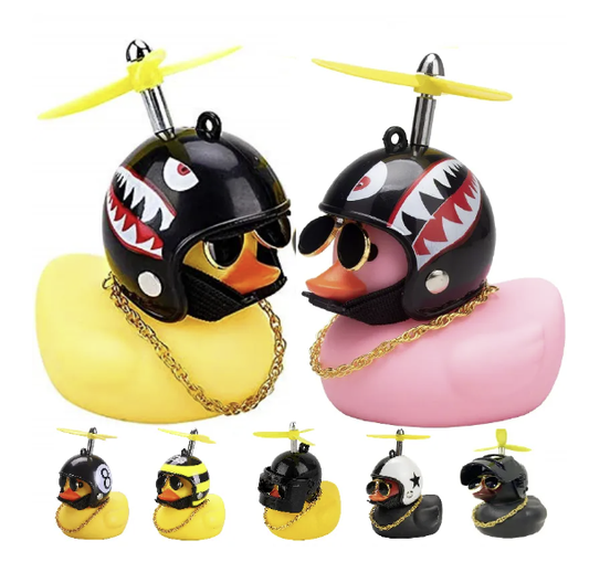 Adorno alegre para coche y bicicleta con pato amarillo, casco y accesorios