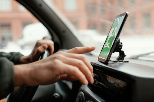 How to Choose the Right Dashboard Mounts and Phone Holders for Safe Driving
