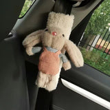 Decoración para cinturón de seguridad de coche de conejo de peluche con protector de hombro y cajón para reposacabezas