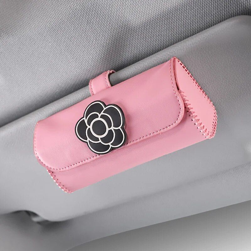 Universeller Sonnenbrillenhalter aus Leder mit Kamelienblüte für die Auto-Sonnenblende