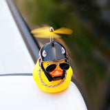 Fröhliche gelbe Ente als Auto- und Fahrraddekoration mit Helm und Zubehör