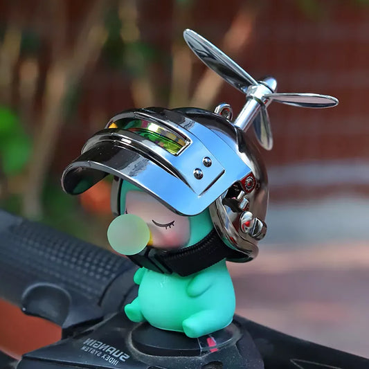 Niedliches Cartoon-Motorrad-Fahrradornament mit Helm und Propeller