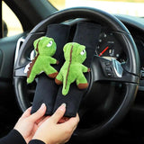Funda para cinturón de seguridad de coche con diseño de dinosaurio verde para mayor comodidad y estilo.