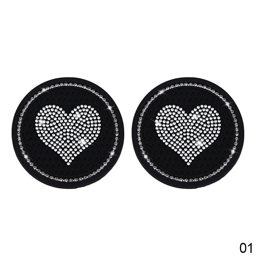 2 alfombrillas para portavasos de coche con forma de corazón.